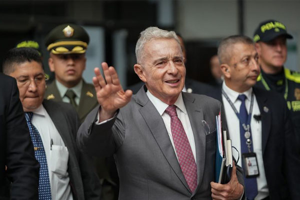 Justicia colombiana absuelve al expresidente Álvaro Uribe de condena por soborno