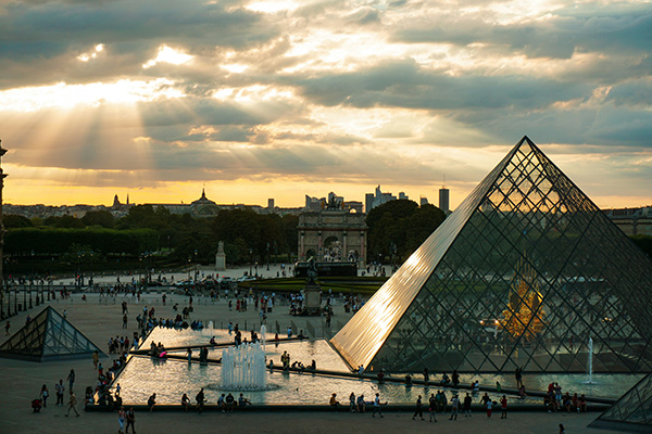 El Louvre reabre al público tras insólito robo de joyas