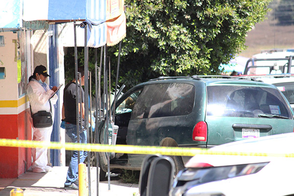 Pareja es ejecutada a bordo de su camioneta; presumen ajuste de cuentas