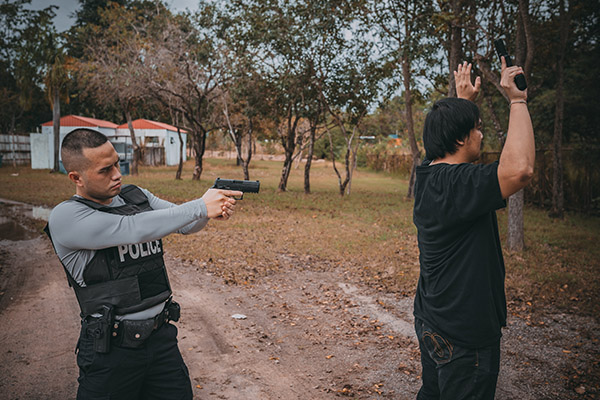 Policías gringos dispararon 14 veces contra sujeto que dejó caer el arma