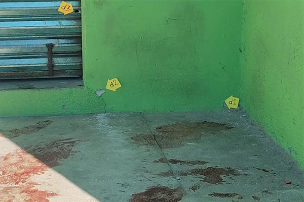Abrieron fuego contra tres hombres mientras bebían en la calle