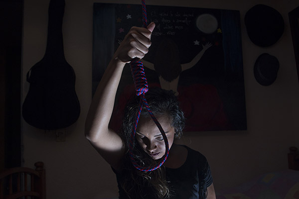 Mujer estrangula a sus dos hijos antes de suicidarse