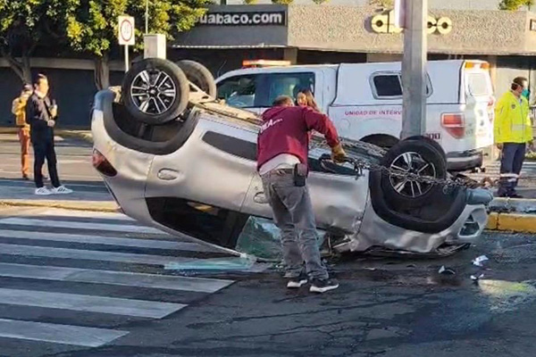Aparatosa volcadura en Reforma deja dos lesionados