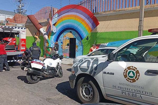 Incendio en ofrenda escolar deja varios profesores intoxicados