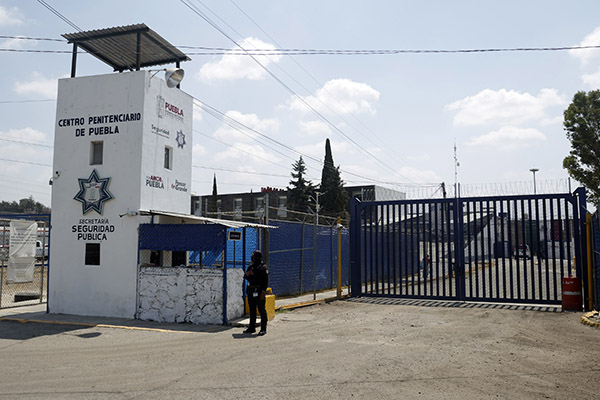 Investigan videos grabados dentro del penal de Puebla; SSP promete sanciones
