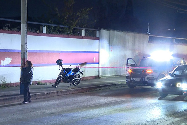 Maleantes apuñalan a joven tras no poder robarle su moto