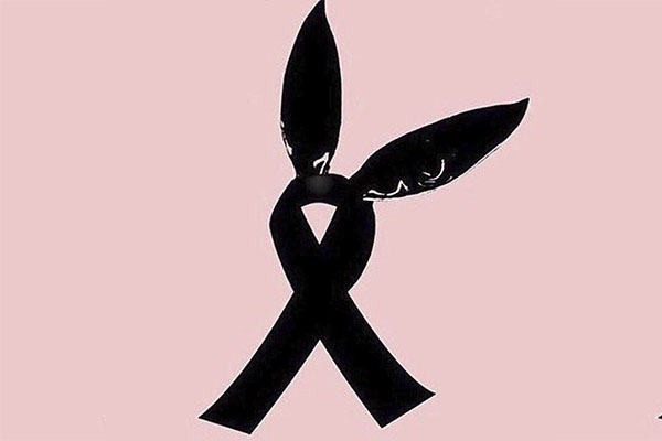 Orejas De Ariana Grande En Lazo Negro Homenaje A Victimas De