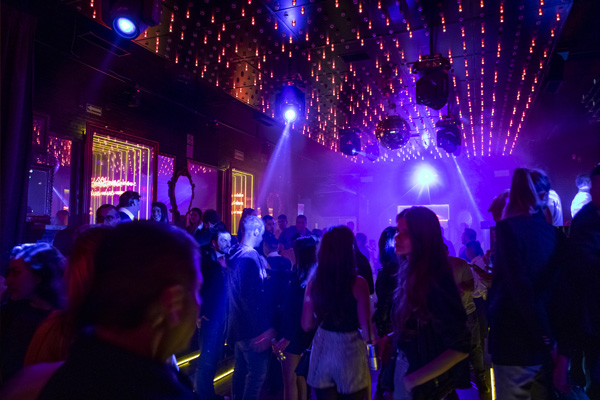 Fiesta en discoteca deja 68 contagiados con COVID-19