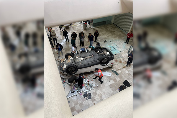 Un auto cae desde tercer piso de un centro comercial en CDMX