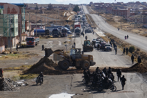 Bloqueos en Bolivia agravan desabastecimiento de combustibles y alimentos